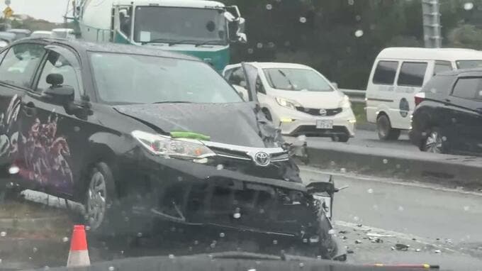 米軍トラックと教習車が事故　後部から接触しスピン、さらにフロントにも衝突　教習車の男性1人けが|TBS NEWS DIG