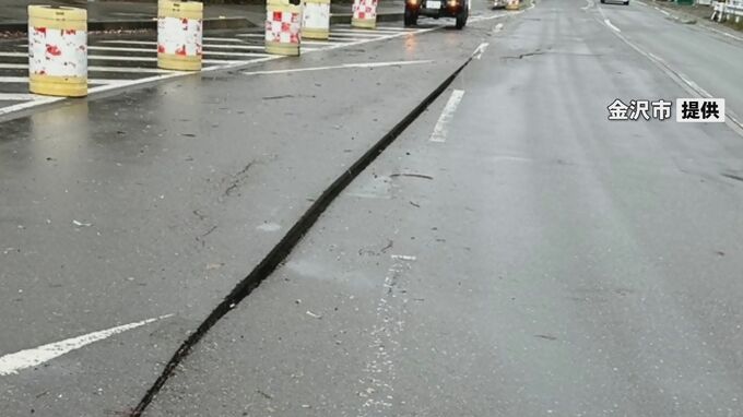 "約20メートルに渡り道路に亀裂 "雨の影響で市道が通行止めに 路面沈下も確認 金沢市　|　石川県のニュース｜MRO北陸放送
