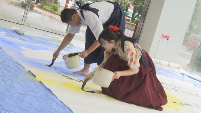 高校生らが自動車販売店で書道パフォーマンス　鳥取県・米子市　|　BSSニュース | BSS山陰放送