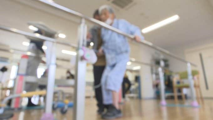 “しりもち”で寝たきりに？ 知らぬ間に進行する「骨粗しょう症」　医師が教える予防と対策|TBS NEWS DIG
