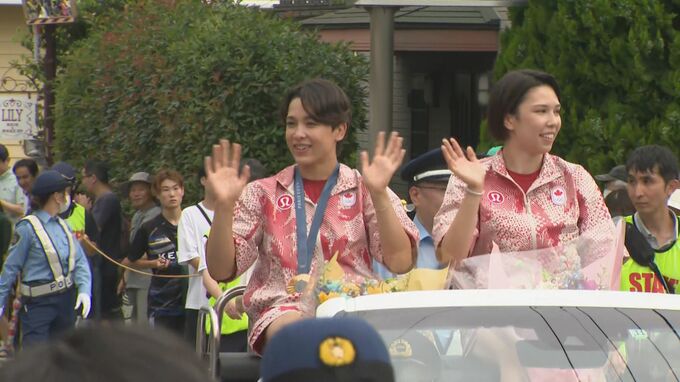 金メダルを手に地元に凱旋【パリ五輪】柔道女子57キロ級 出口クリスタ選手が「約束の」パレード「名誉市民」の提案に「謹んでお受けいたします」　|　SBC NEWS | 長野のニュース | SBC信越放送