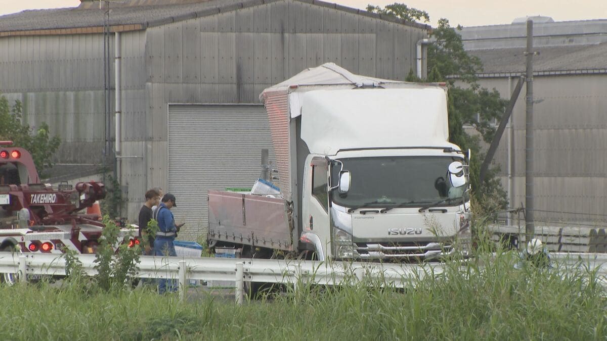 堤防道路で横転したトラックと対向車線を走行中のトレーラーが衝突し2人搬送 命に別状なし 名古屋・中村区 