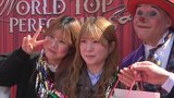 ポップサーカス山梨公演　入場者3万人目は大学生2人組　記念品贈られる　山梨|TBS NEWS DIG