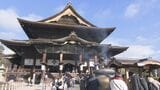 長野市の善光寺で伝統行事の「お注連張り」　年越しの準備始まる　この後「御越年式」「お煤払い」など　|　SBC NEWS | 長野のニュース | SBC信越放送