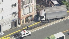 【速報】「トラックが建物に突っ込んで、運転手がぐったりしている」トラック運転手の男性が意識不明　京都・宇治市|TBS NEWS DIG