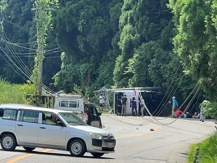 左のガードレールにぶつかって反対側の電柱に正面から…」マイクロバス