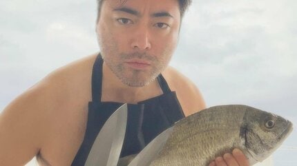 山田孝之】”#裸エプロン” で魚・包丁・無精ヒゲ「”誰とするか”はもっと