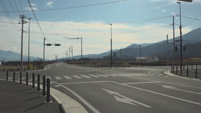 バイクに乗った人物が車の運転手にスプレー 現金およそ28万円が入ったバッグ奪い逃走 山梨|TBS NEWS DIG