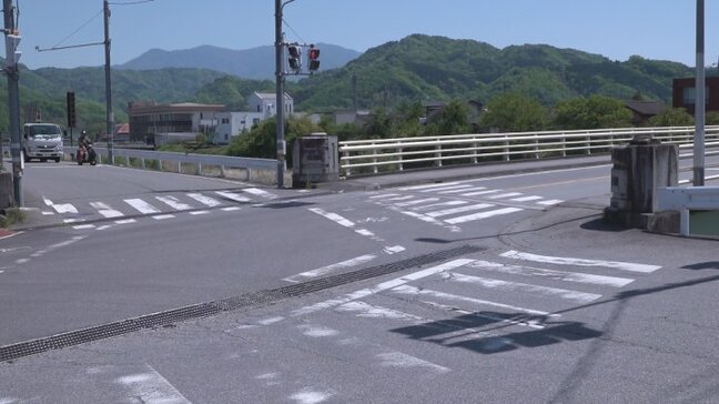 交差点内で追い越しか 軽乗用車が衝突 原付バイクの65歳の男性が意識不明の重体 山梨|TBS NEWS DIG