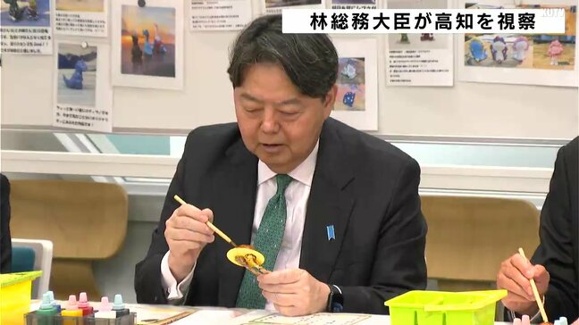 林芳正総務大臣、フィギュア製造見学・塗装体験で行政・企業連携まちづくりに関心「成功している取り組みには、一生懸命やっている人が…」|TBS NEWS DIG