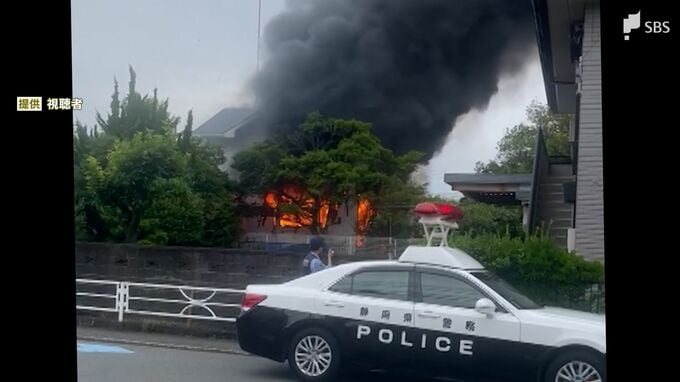 屋根から激しい黒煙が…住宅1棟ほぼ全焼　焼け跡から20代の男性の遺体見つかる=静岡・三島市　|　静岡のニュース | SBSNEWS | 静岡放送