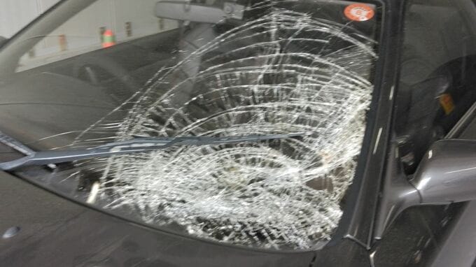 事故の衝撃で大破したフロントガラス　女性が乗用車にはねられ死亡　過失運転傷害の疑いで乗用車の男を現行犯逮捕【香川】|TBS NEWS DIG