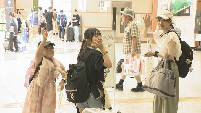 お盆休みのUターンピーク 　駅の改札口では家族や親せきに見送られて信州を後に　長野　|　SBC NEWS | 長野のニュース | SBC信越放送