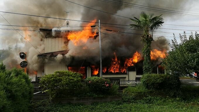 仙台市住宅街で住宅火災　住人の60代女性が病院に運ばれる|TBS NEWS DIG