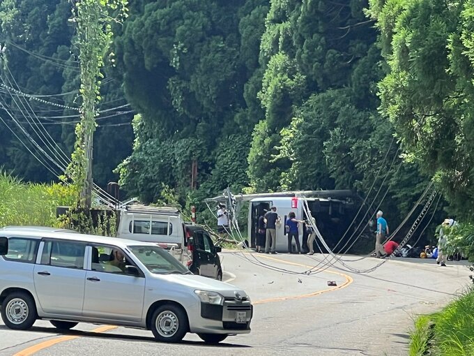 「左のガードレールにぶつかって反対側の電柱に正面から…」マイクロバス乗客が恐怖語る　68歳女性1人重傷 3人 軽いけが　運転は75歳男性　富山・立山町|TBS NEWS DIG