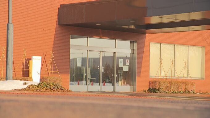 「頭の中で火をつけろと言われたが…」病院の玄関で灯油をかけたティッシュにライターで…警備員に取り押さえられた51歳の男「私は火をつけていない」北海道江別市　|　北海道のニュース｜HBC北海道放送