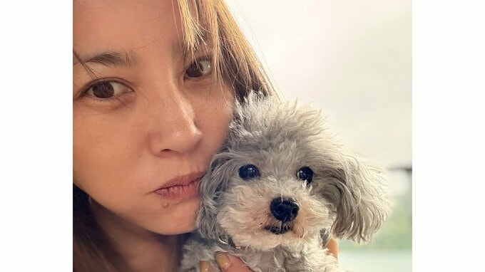 【 瀬戸朝香 】　愛犬サニー＆チョコと「幸せそうな表情」の写真公開 カラフルなブレスレット姿で青空の下での特別なひととき|TBS NEWS DIG
