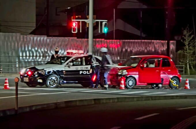 緊急走行中のパトカー　交差点で出会い頭に軽乗用車と衝突　軽乗用車の女性は搬送　ＪＲ新山口駅近くで　|　山口のニュース・天気・防災｜tys NEWS｜ｔｙｓテレビ山口