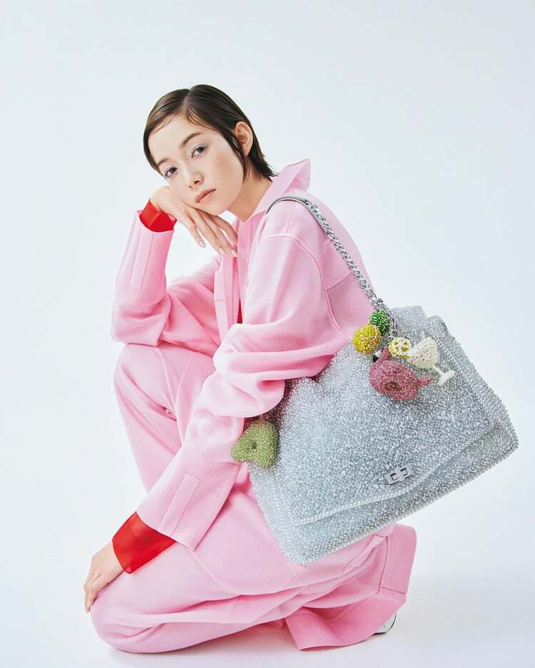 佐藤栞里 】 「キラキラと輝くバッグと撮影していたら なんだか宇宙