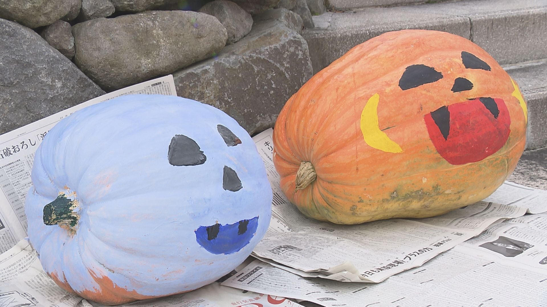 ハロウィーンを盛り上げよう！温泉街に大きなカボチャ 子どもたちが絵