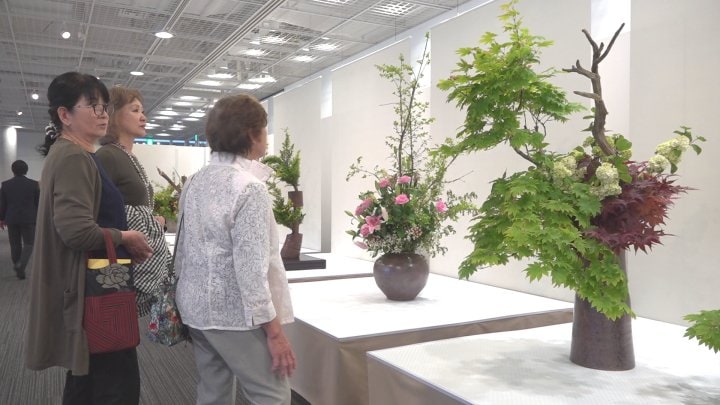 色鮮やかな生け花　県内最大規模の華道の展覧会　今年は春の花の見頃早く、新緑の作品多数　山梨