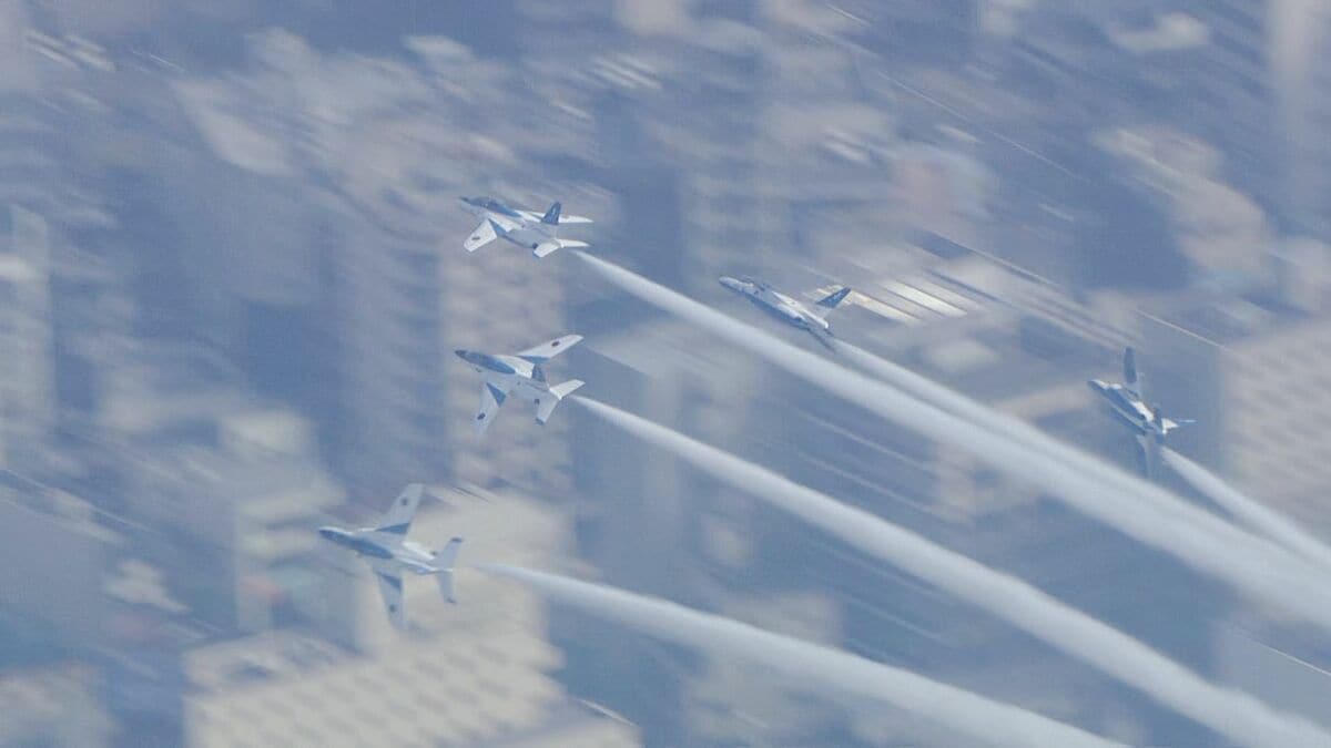 「アジア大会」開会式を前に名古屋の空にブルーインパルス 一糸乱れぬ6機の隊列で多くの人たちを魅了 空にはハートなどが描かれる