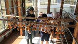 「甘い干し柿になってほしい」矢掛町の小学生が地域の特産品・干し柿づくりに挑戦【岡山】|TBS NEWS DIG