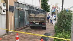【速報】トラックが歩行者をはねて歩道へ…クリーニング店に衝突したか&nbsp;トラックの運転手は意識不明の重体　東京・世田谷区若林|TBS NEWS DIG