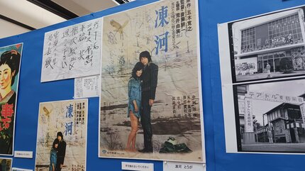 味わい深い戦前の映画、ステージのポスターや、当時使用されていた