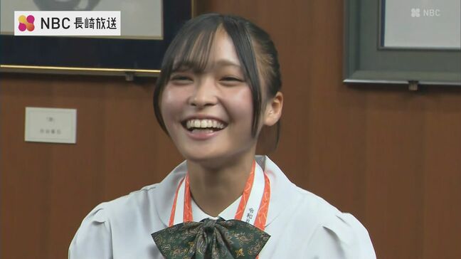 【快挙】女子100m&ハードル制覇の吉永選手(長崎日大)が諌早市役所を表敬訪問 大勢の職員が拍手で祝福|TBS NEWS DIG