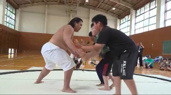「お相撲さんは、なぜちゃんこ鍋をいっぱい食べるの…？」小学生の質問に力士の答えは…？？長野・下諏訪町で合宿中…大相撲・荒汐部屋の力士が小学生と交流「筋肉がすごかった…！」|TBS NEWS DIG