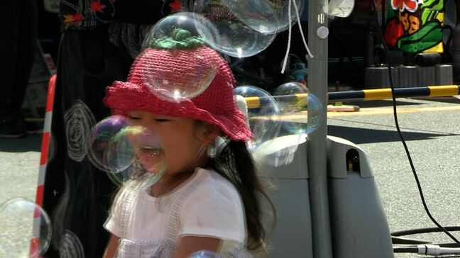 降り注ぐシャボン玉に大はしゃぎ「子どももすごく楽しそう」カー用品店で家族向けのイベント【岡山】|TBS NEWS DIG