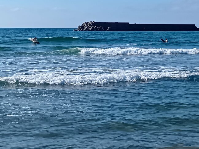 サーフィンをしていた兵庫県の男性(50代)が転覆 なかなか陸に上がって来ず近づいてみると…サーフボード上で動かない男性 搬送されるも死亡確認|TBS NEWS DIG
