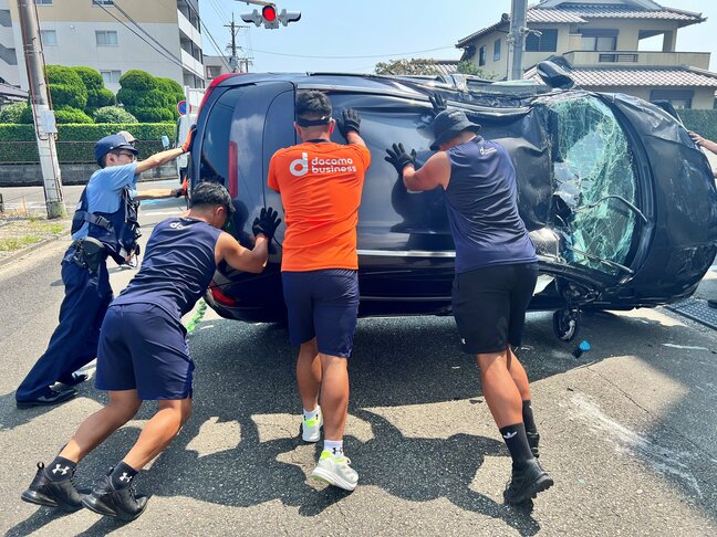 台風の被災地でボランティアのあと　事故で横転した車も助ける　ラグビー・浦安D-Rocksの選手たち|TBS NEWS DIG