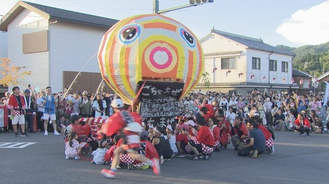 「楽しい!ぐるぐるいっぱい回ってるのがすごい!」見ものは11基の金魚ねぶた!“柳井金魚ちょうちん祭り”およそ9万人が訪れる夏の風物詩|TBS NEWS DIG