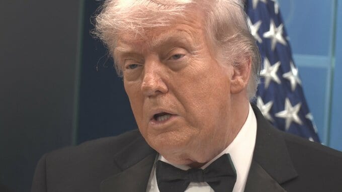 トランプ大統領　イランから「国家が崩壊状態にあると連絡」とSNSに投稿　具体的な中身や誰からの連絡かは明かさず