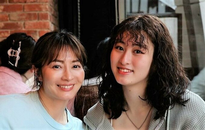 【新山千春】　「家族で卒業祝いと成人をお祝いしました」　母娘・２ショットを公開|TBS NEWS DIG