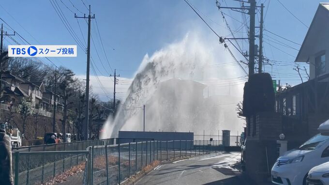 埼玉県所沢市で水道管が破損　大量の水が噴き出す　近隣住民「5メートルほどの高さに」 原因は「老朽化」　約45年前に埋設|TBS NEWS DIG