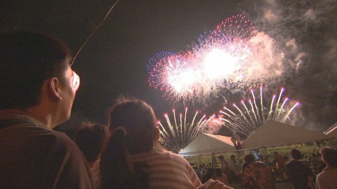 神明の花火　2万発の花火　夜空の大輪に観客からは歓声　4年ぶりに通常開催　|　山梨のニュース | ＵＴＹテレビ山梨