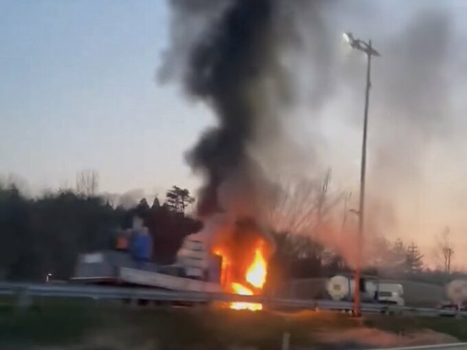 「トラック後方から出火」北陸自動車道で4トントラックが燃える火事…けが人なし　上り線呉羽PAが閉鎖　富山　|　富山のニュース｜天気・防災｜チューリップテレビ