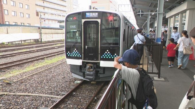 ＪＲ東日本の新型車両「Ｅ１３１」系を公開　鉄道ファンなどで賑わう　長野・松本市　|　SBC NEWS | 長野のニュース | SBC信越放送