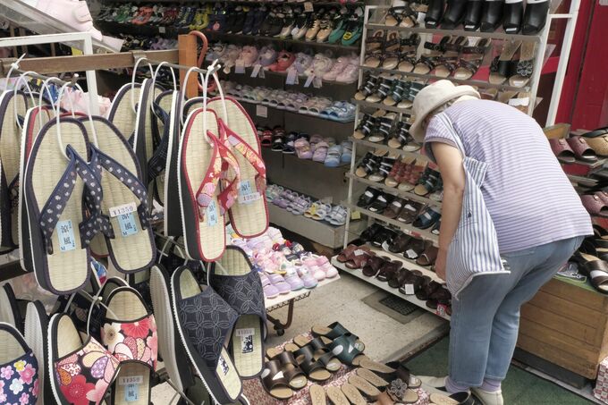 小売株に暗雲、決算は消費の伸び悩み示唆－インフレの悪影響映す