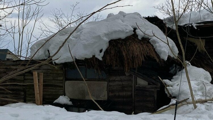 倒壊した家屋から「助けてくれ」という声が… 70代男性が下敷きに 雪の