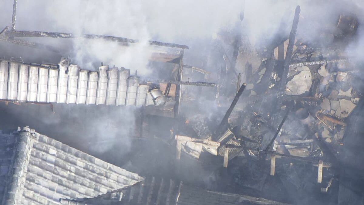 「子どもの声がして木が焼けてはじけた音がした」 三重・津市で4人死亡の住宅火災 出火当初に玄関近くが激しく燃えていたか 現場には破裂したプロパンガスのボンベが
