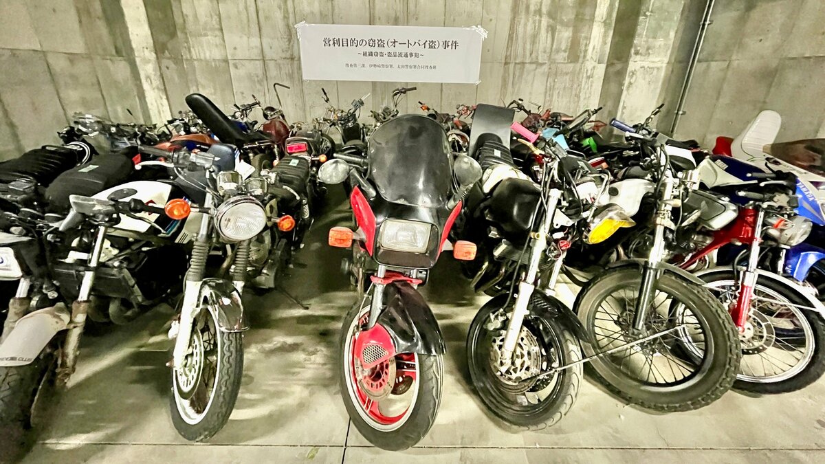 埼玉や群馬などで約50台のオートバイ盗んだか 29歳男ら3人を逮捕 オートバイは男の自宅から押収 転売目的か