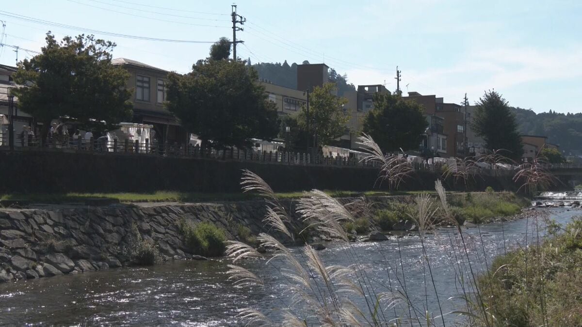 秋の訪れを感じさせられる朝に…観光客が朝市など楽しむ 寒暖差に注意が必要 岐阜・高山市  