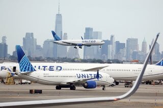 ユナイテッド航空機、着陸直前に高速道路の街灯柱とトラックに接触| TBS CROSS DIG with Bloomberg