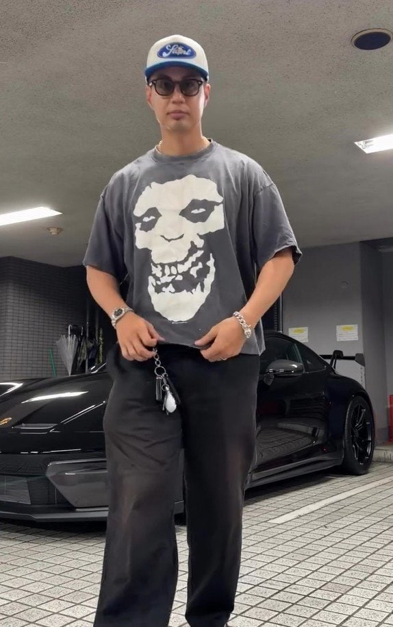 【ユージ】3300万円超ポルシェをバックに、Tシャツは「ミシン使って自分リメイクにハマってます」|TBS NEWS DIG