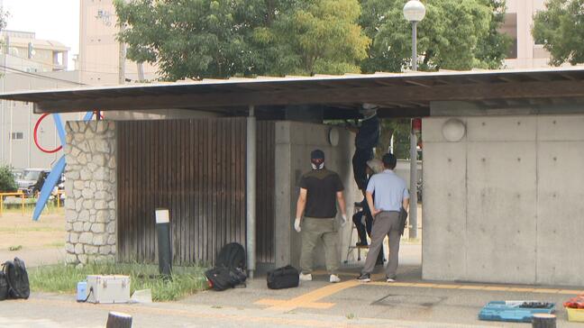 「公園のトイレから火と煙が…」公衆トイレの屋根・壁が燃える…消防到着時は“無人”、大雨による配電盤の漏電や放火の可能性も視野に捜査【高知】|TBS NEWS DIG