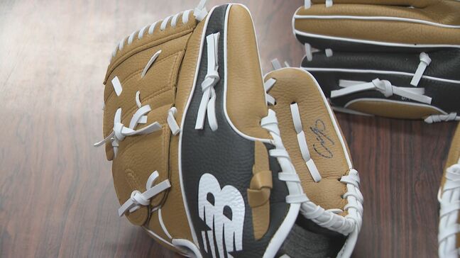 大谷翔平選手のグローブが届いた！「野球しようぜ」クリスマスにビッグプレゼント到着 でも子どもが手にするのは“始業式の日” 愛知・蒲郡市|TBS NEWS DIG